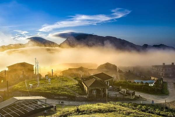 Những người đam mê nhiếp ảnh thường ở lại qua đêm và dậy sớm từ 3 giờ sáng để chụp lại những khoảnh khắc tuyệt vời của biển mây cuồn cuộn vào sớm tinh mơ. Những người đam mê nhiếp ảnh thường ở lại qua đêm và dậy sớm từ 3 giờ sáng để chụp lại những khoảnh khắc tuyệt vời của biển mây cuồn cuộn vào sớm tinh mơ.