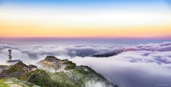 Khi bình minh lên cũng là lúc mây giăng qua từng triền núi, tạo nên không gian huyền ảo nơi núi cao. bien-may-tren-dinh-mau-son-ivivu-5Khi bình minh lên cũng là lúc mây giăng qua từng triền núi, tạo nên không gian huyền ảo nơi núi cao.