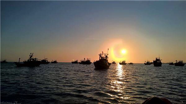 Mặt trời lặn kì ảo phía sau những chiếc thuyền đánh cá. Mặt trời lặn kì ảo phía sau những chiếc thuyền đánh cá.