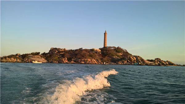 Hải đăng Kê Gà sừng sững trên biển như một biểu tượng của Phan Thiết, Bình Thuận. Hải đăng Kê Gà sừng sững trên biển như một biểu tượng của Phan Thiết, Bình Thuận.
