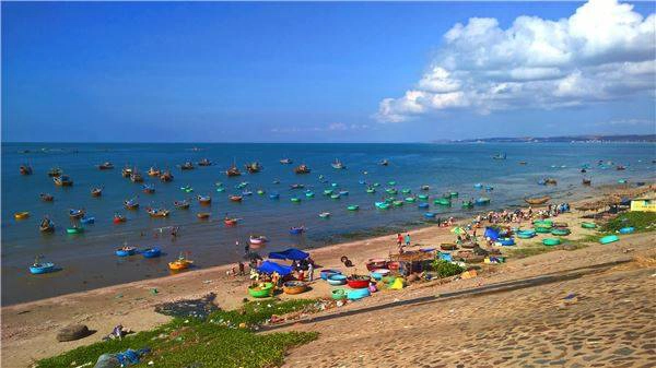 Những ngày tết, đa số ngư dân ở nhà cùng gia đình nên tàu thuyền neo lại rất nhiều. Những ngày tết, đa số ngư dân ở nhà cùng gia đình nên tàu thuyền neo lại rất nhiều.