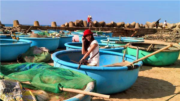 Hình ảnh chiếc thuyền thúng đã gắn liền với người dân Bình Thuận nói chung và Phan Thiết nói riêng. Hình ảnh chiếc thuyền thúng đã gắn liền với người dân Bình Thuận nói chung và Phan Thiết nói riêng.