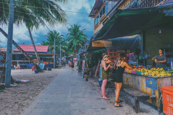 Du khách mua trái cây bày bán dọc đường Du khách mua trái cây bày bán dọc đường