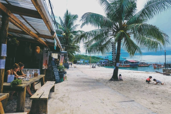 Con đường dọc biển Koh Rong có nhiều hàng quán sát nhau và được thiết kế theo phong cách phóng khoáng và mộc mạc Con đường dọc biển Koh Rong có nhiều hàng quán sát nhau và được thiết kế theo phong cách phóng khoáng và mộc mạc