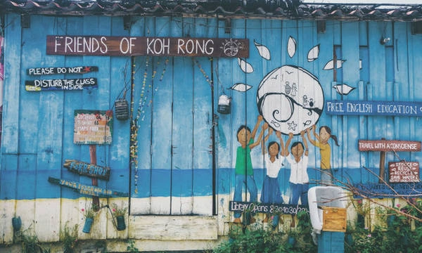 Một ngôi nhà dạy tiếng anh miễn phí cho các em nhỏ trên đảo Koh Rong do các tình nguyện viên du lịch đứng lớp Một ngôi nhà dạy tiếng anh miễn phí cho các em nhỏ trên đảo Koh Rong do các tình nguyện viên du lịch đứng lớp