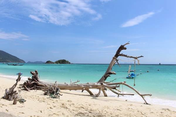 Đến Koh Lipe, du khách sẽ được chiêm ngưỡng vẻ đẹp ngất ngây của những bãi tắm, nơi đã thu hút không biết bao nhiêu du khách khắp nơi ở mùa cao điểm, từ tháng 11 tới cuối tháng 4. 