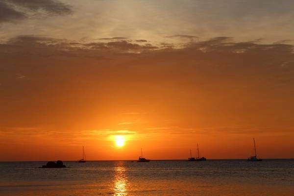 Theo như tên gọi của nó, bãi Sunset là nơi ngắm bình minh cho du khách mỗi buổi chiều hoàng hôn. 