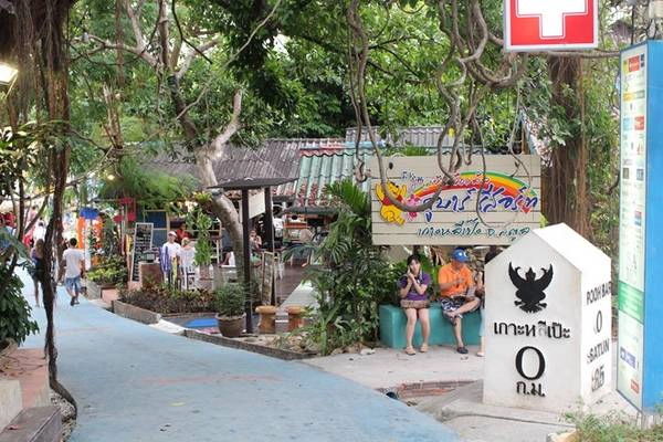 Koh Lipe có ba bãi biển chính là Pattaya, Sunrise và Sunset. Ba bãi biển trên được nối với nhau bằng những con đường lát đan hay, gọi là walking street dành cho người đi bộ. 