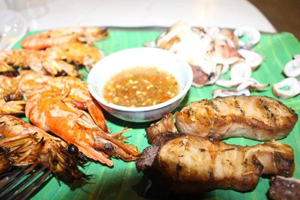 Dọc con đường đi bộ nối các bãi biển lúc nào cũng rất nhộn nhịp bởi những hàng quán ăn vặt, xe trái cây, thức uống miền nhiệt đới thu hút khách đến thưởng thức, đặt biệt là có nhiều nhà hàng hải sản với những buổi BBQ giá rẻ, tươi ngon. 