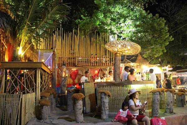 Hay những quán bar nhộn nhịp, xập xình tới sáng, tạo không khí vô cùng sôi động náo nhiệt cho những du khách trẻ tuổi khi ở đây. 