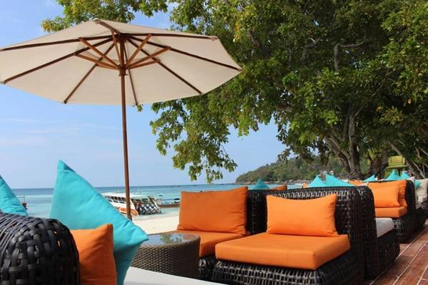 Bãi biển Pataya là bến tàu đón khách du lịch khi lên đảo, bãi biển dài, kín gió với cát mềm mịn...