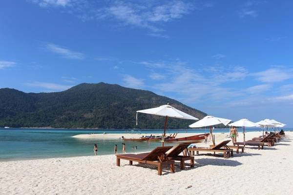 Bãi biển Sunrise trải dài dọc theo toàn bộ phía đông của Koh Lipe. Đây là bãi biển dài, đắt giá nhất trên đảo với không gian yên tĩnh biệt lập của những resort cao cấp.