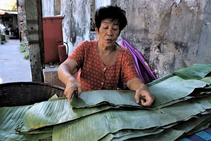 Bà Duangtawan, mẹ của Poosak coi nơi này là một ngôi làng nhỏ trong thành phố lớn. “Bạn biết tất cả hàng xóm của mình. Nếu cần giúp đỡ, bạn chỉ cần hô lên và mọi người sẽ chạy tới”, bà kể chuyện trong khi xé lá chuối để gói những món tráng miệng làm tại nhà. Ảnh: Tibor Krausz/SCMP.