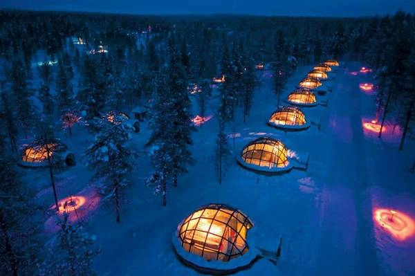 Tại Saariselka, Lapland, Phần Lan, có một khu làng khá kì lạ tên là khách sạn lều tuyết Kakslauttanen. Tại Saariselka, Lapland, Phần Lan, có một khu làng khá kì lạ tên là khách sạn lều tuyết Kakslauttanen.