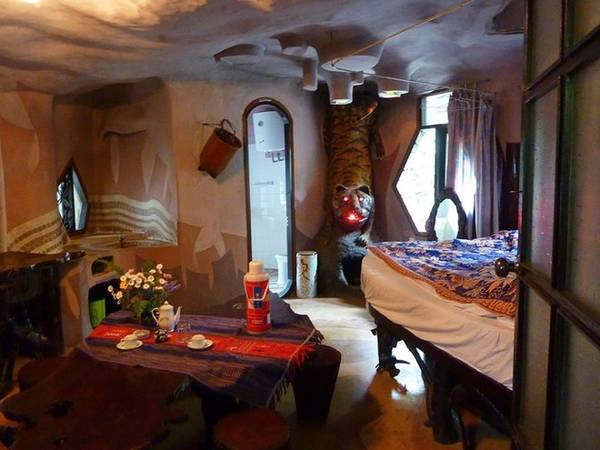 Biệt thự Hằng Nga (Việt Nam) hay Ngôi nhà quái dị (Crazy House) là một nhà nghỉ tại số 3 Huỳnh Thúc Kháng, Đà Lạt Biệt thự Hằng Nga (Việt Nam) hay Ngôi nhà quái dị (Crazy House) là một nhà nghỉ tại số 3 Huỳnh Thúc Kháng, Đà Lạt