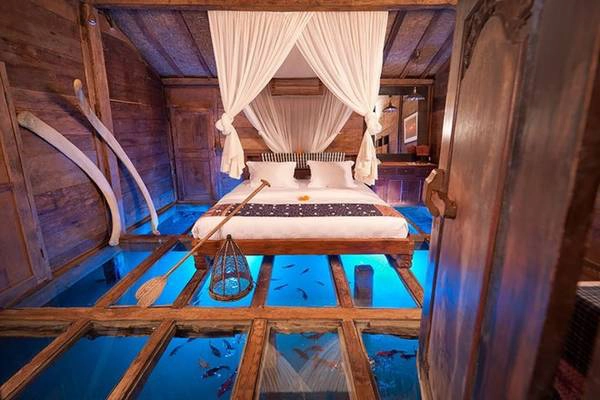 Khách sạn Bambu Indah ở Ubud, Bali, Indonesia là nơi có một căn phòng với phần sàn được lắp kính trong suốt, ánh sáng điện nhiều màu thay đổi tùy thời điểm. Khách sạn Bambu Indah ở Ubud, Bali, Indonesia là nơi có một căn phòng với phần sàn được lắp kính trong suốt, ánh sáng điện nhiều màu thay đổi tùy thời điểm.