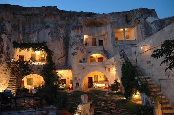 Fairy Chimney là khách sạn xây dựng bên trong những cột đá hình ống khói khổng lồ đặc trưng vùng Cappadocia, Thổ Nhĩ Kỳ. Người dân nơi đây tận dụng tối đa lợi ích từ việc khoét lỗ hổng trên các cột đá để làm nhà ở, khách sạn, hostel... Fairy Chimney là khách sạn xây dựng bên trong những cột đá hình ống khói khổng lồ đặc trưng vùng Cappadocia, Thổ Nhĩ Kỳ. Người dân nơi đây tận dụng tối đa lợi ích từ việc khoét lỗ hổng trên các cột đá để làm nhà ở, khách sạn, hostel...