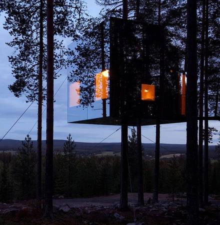 Mirrorcube Tree House là khách sạn trên cây có hình dáng của một khối lập phương khổng lồ ở Harads, Thụy Điển. Mirrorcube Tree House là khách sạn trên cây có hình dáng của một khối lập phương khổng lồ ở Harads, Thụy Điển.