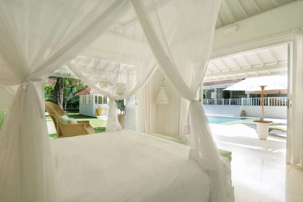 Không giống các khu biệt thự mà bạn phải tự túc chuyện ăn uống, căn villa Hermosa chuẩn bị một đội ngũ nhân viên khá đầy đủ, bao gồm: một quản lý, một đầu bếp, ba quản gia, một người làm vườn, một nhân viên bảo trì các thiết bị và một nhân viên bảo vệ ban đêm. Với sự trang bị này, khách có thể thoải mái nghỉ ngơi trong căn biệt thự tiện nghi mà không cần ra ngoài. Không giống các khu biệt thự mà bạn phải tự túc chuyện ăn uống, căn villa Hermosa chuẩn bị một đội ngũ nhân viên khá đầy đủ, bao gồm: một quản lý, một đầu bếp, ba quản gia, một người làm vườn, một nhân viên bảo trì các thiết bị và một nhân viên bảo vệ ban đêm. Với sự trang bị này, khách có thể thoải mái nghỉ ngơi trong căn biệt thự tiện nghi mà không cần ra ngoài.