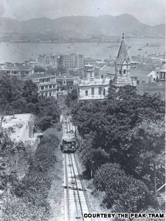 Một ảnh chụp đường lên núi Peak cũ. Trước khi có sự ra đời của Peak Tram, các cư dân giàu có sống quanh khu núi này đi lại chủ yếu bằng xe do người dân địa phương kéo.