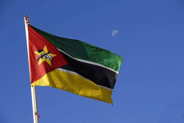 Cờ của Mozambique có hình ảnh súng trường AK-47 tượng trưng cho an ninh và quốc phòng. Cờ của Mozambique có hình ảnh súng trường AK-47 tượng trưng cho an ninh và quốc phòng.