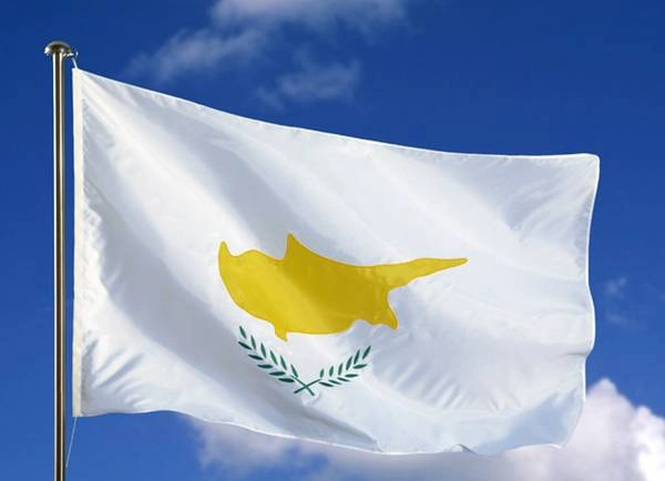 Từ tháng 8 năm 1960, quốc kỳ của Cyprus có hình ảnh bản đồ hòn đảo và hai cành ô liu phía dưới. Từ tháng 8 năm 1960, quốc kỳ của Cyprus có hình ảnh bản đồ hòn đảo và hai cành ô liu phía dưới.