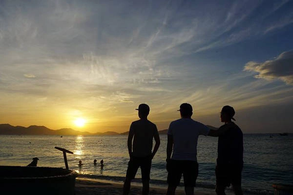 Hoàng hôn dần buông trên biển trời Bình Lập. Ảnh: Triet Tran.