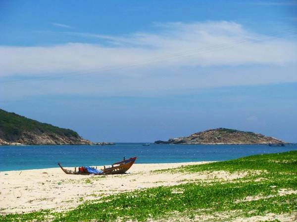 Đi canô ra bãi Lao. Ảnh: ST Đi canô ra bãi Lao. Ảnh: ST