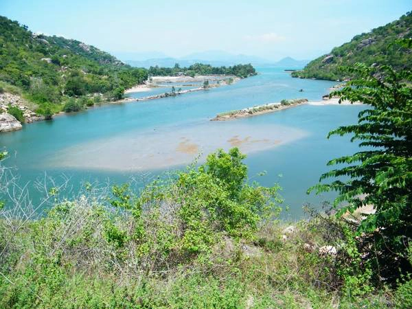 Khung cảnh trên đường vào Bình Lập. Ảnh: Dan Baldini Khung cảnh trên đường vào Bình Lập.