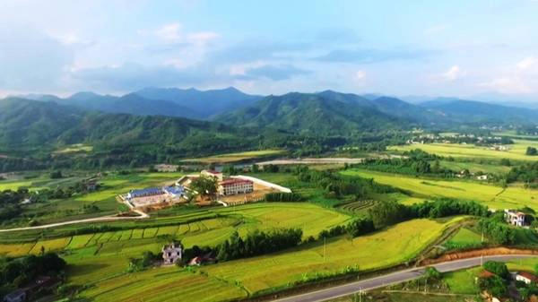 Còn nếu bạn du lịch Bình Liêu vào những ngày cuối tháng 3, đầu tháng 4, bạn sẽ được chiêm ngưỡng mùa hoa trẩu tuyệt đẹp. Nếu đến Bình Liêu vào mùa hè và mùa thu thì nét thu hút của huyện nhỏ này lại là những thác nước, của những thửa ruộng bậc thang xanh rì. Ảnh: FB Binh Lieu Travel Guide