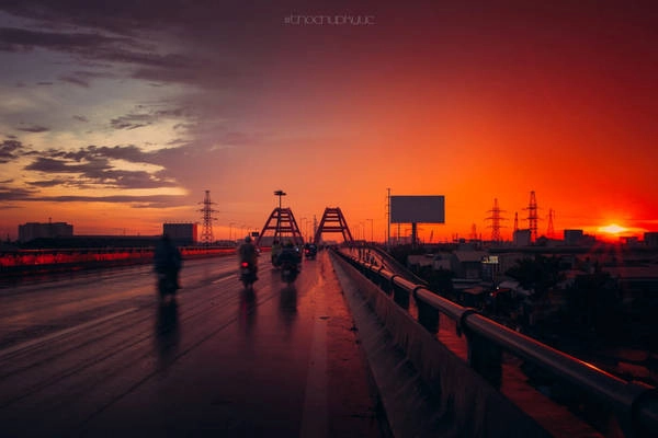 Sau cơn mưa, ánh hoàng hôn thêm rực rỡ trên cầu Bình Lợi. Sau cơn mưa, ánh hoàng hôn thêm rực rỡ trên cầu Bình Lợi.