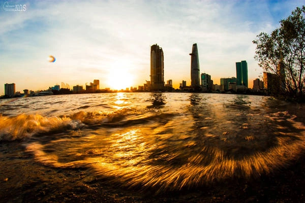 Hoàng hôn đi nhờ con sóng ghé thăm bến bờ Thủ Thiêm. Hoàng hôn đi nhờ con sóng ghé thăm bến bờ Thủ Thiêm.