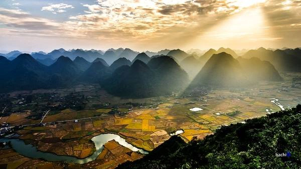Chọn một góc cao, bạn sẽ cảm thấy vô cùng yên bình, thư thái khi ngồi ngắm vẻ đẹp trù phú của thung lũng Bắc Sơn trong ánh nắng sớm, và chắc chắn đừng quên ghi lại hình ảnh bình minh rực rỡ ấy cho riêng mình.