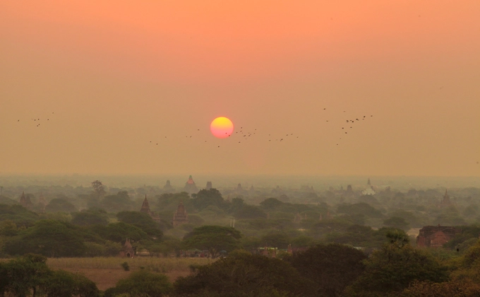 Đón bình minh ở Bagan, Myanmar được xem là một trong những trải nghiệm nhất định phải thử trong đời. Từ tháng 10 đến tháng 2 năm sau, hàng nghìn du khách từ khắp nơi trên thế giới rủ nhau về cố đô Bagan để chiêm ngưỡng khoảnh khắc này.  Giữa vùng đồng bằng rộng hơn 100 km2, những ngôi đền cổ mờ ảo dần hiện lên dưới ánh mặt trời rực rỡ. Thời gian này, nhiệt độ về đêm luôn lạnh và sáng sớm sẽ có sương phủ.