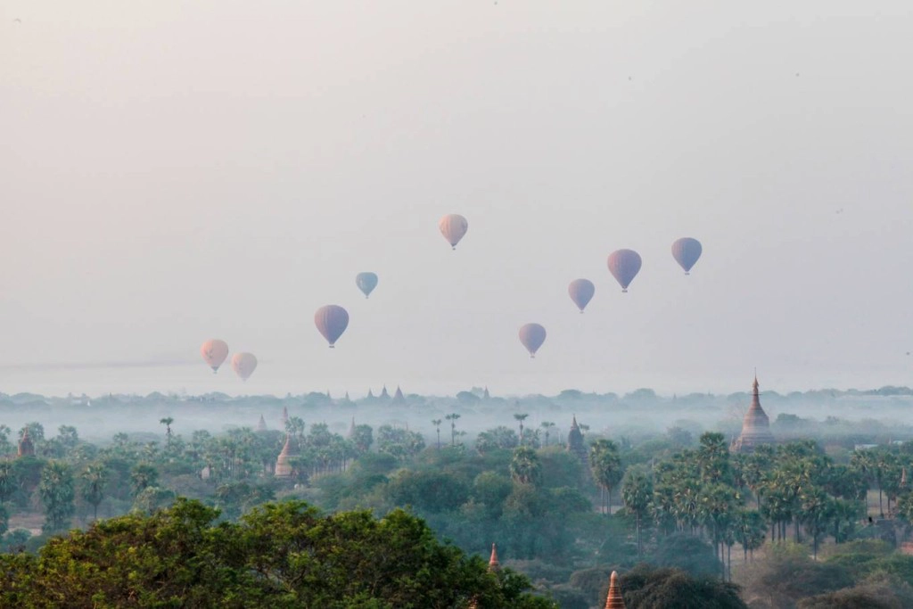Sau khi chiêm ngưỡng khung cảnh bình minh ngoạn mục, du khách có thể thuê một chiếc xe đạp điện hoặc bắt một chuyến xe ngựa rồi rong ruổi trên những con đường đất đỏ, ghé vào một ngôi đền bất kỳ để tìm hiểu về văn hoá và đời sống của người dân Myanmar. Hầu hết ngôi đền lớn ở Bagan đều có người trông coi, người dân ở đây cũng rất gần gũi và cởi mở. Chiều về du khách có thể quay lại các ngôi đền, leo lên đỉnh tháp và ngắm mặt trời lặn.