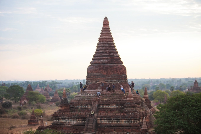 Shwesandaw và Shwegugyi là hai ngôi đền cao nhất Bagan được nhiều du khách tìm đến. Nơi đây còn sót lại khoảng hơn 2.000 ngôi đền được xây dựng từ thế kỷ 10 - 14 theo lối kiến trúc Mon. Nếu không muốn cảnh chen chúc đông người, bạn có thể ghé lại những ngôi đền thấp hơn và tìm cho mình một góc yên tĩnh để đón bình minh.