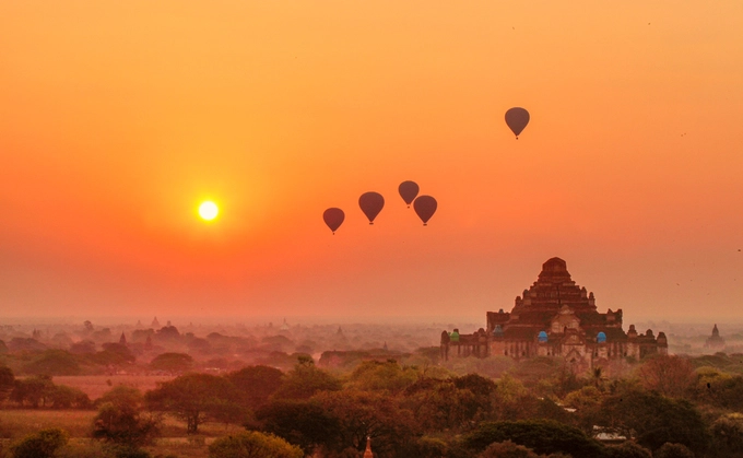 Mỗi người có một cảm nhận khác nhau về thứ ánh sáng kỳ diệu trên miền đất Phật. Với nhiều người đó là khung cảnh hùng vĩ khi mặt trời rực lửa dần ló dạng ở chân trời. Bức tranh Bagan cổ kính với những ngôi đền màu nâu đỏ ẩn hiện trong những tán cây xanh rờn dần hiện lên sau lớp sương mù bồng bềnh.