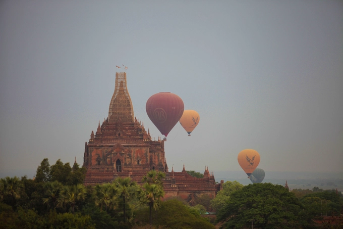 Một trải nghiệm đặc biệt du khách nên thử khi đến Bagan là ngồi khinh khí cầu ngắm bình minh. Từ tờ mờ sáng, những chiếc khinh khí cầu khổng lồ đã được thắp lên để phục vụ du khách. Giá mỗi lần bay khoảng 400 USD cho khoảng hai tiếng đồng hồ ngắm miền đất Phật.