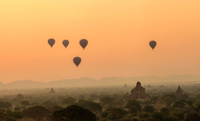 Khi mặt trời đã lên cao, du khách có thể nhìn rõ những con đường đất đỏ chạy vòng vèo dưới các tán cây um tùm. Nhiệt độ ở Bagan cũng thay đổi nhanh theo ánh mặt trời. Buổi sáng sớm thường lạnh và có sương giăng nhưng khi mặt trời đã lên qua đỉnh núi, trời bắt đầu nóng và khô hanh.