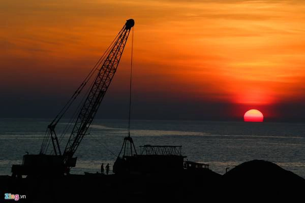 Hoàng hôn nhìn từ đảo Trường Sa Lớn. Đảo này cách Cam Ranh khoảng 450 km, cách thành phố Vũng Tàu hơn 500 km đường biển, có hình dáng giống như tam giác vuông, diện tích khoảng 0,2 km2, là đảo lớn thứ 4 của quần đảo Trường Sa. Đảo có giếng nước ngọt và là nguồn quan trọng thứ hai sau nước mưa. Hoàng hôn nhìn từ đảo Trường Sa Lớn. Đảo này cách Cam Ranh khoảng 450 km, cách thành phố Vũng Tàu hơn 500 km đường biển, có hình dáng giống như tam giác vuông, diện tích khoảng 0,2 km2, là đảo lớn thứ 4 của quần đảo Trường Sa. Đảo có giếng nước ngọt và là nguồn quan trọng thứ hai sau nước mưa.