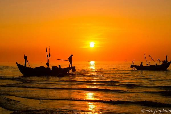 Mặt trời vừa mọc cũng là lúc bạn nhìn rõ hình ảnh những ngư dân với phương thức đánh bắt truyền thống.