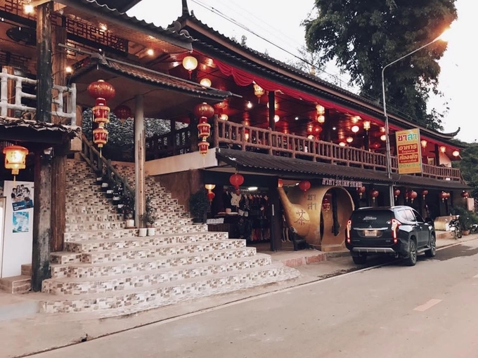 Không khó để bắt gặp những trà quán đậm chất Trung Quốc như thế này ở Ban Rak Thai. Lồng đèn đỏ và kiến trúc mái ngói thường thấy đôi lúc khiến bạn có cảm giác như lạc vào một thị trấn cổ nào đó ở đất nước đông dân nhất thế giới.