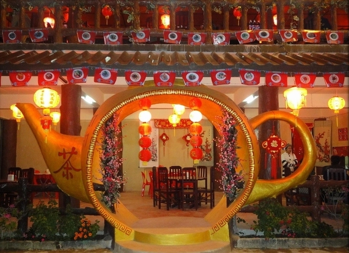 Trà là đặc sản ở đây, nên bạn có thể tìm thấy khá nhiều quán trà bên trong làng. Vì không nổi tiếng trên bản đồ du lịch nên không quá nhiều du khách đến Ban Rak Thai. Khí hậu miền núi mát mẻ là điều kiện hoàn hảo để thưởng thức ly trà thơm lừng.