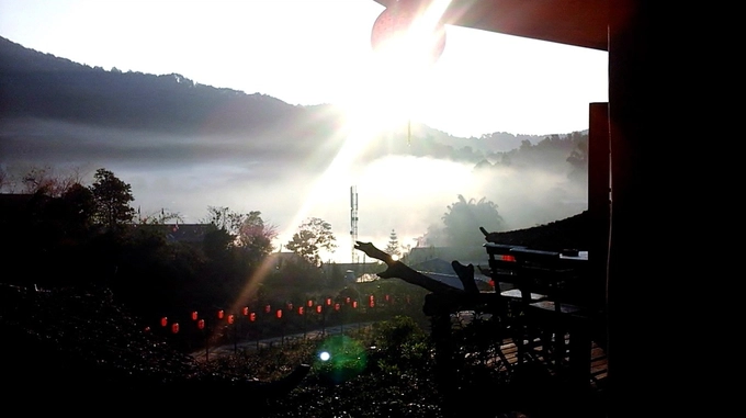 Đón bình minh từ trên núi, ngắm mặt trời dần nhô lên sau những lớp sương mù trắng xóa khiến tâm hồn bạn cảm thấy thư thái ngay lập tức. Để đến được Mae Aw, bạn bay đến Chiang Mai, sau đó bắt xe buýt đến Mae Hong Son (thời gian di chuyển tầm 5 -6h), rồi thuê xe máy hoặc đi taxi, bus đến Ban Rak Thai (đoạn đường tầm 40 km). Quãng đường đi khá xa và có thể gây mệt mỏi, nhưng bù lại, bạn sẽ được tận hưởng những giây phút yên bình ngay khi đặt chân đến.