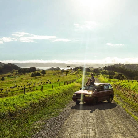 Jacob Laukaitis cho biết anh đi máy bay đến Auckland, sau đó mua một chiếc Mazda đời 1996 và bắt đầu lái xe khám phá New Zealand