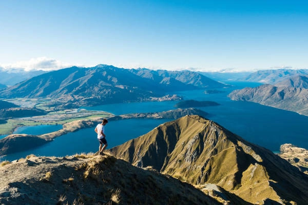 Vào ngày cuối cùng ở Wanaka, anh quyết định ngắm nơi này từ trên cao và đã nhảy từ máy bay xuống ở độ cao 4.500 mét