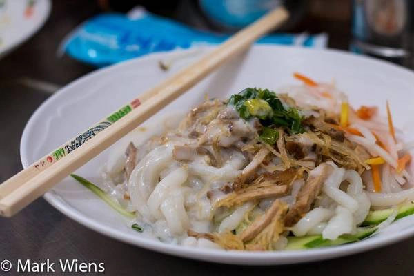 Bánh tằm bì: Bánh tằm bì là món ăn xuất hiện nhiều ở miền Nam. Nếu yêu thích vị cốt dừa thì món ăn này bạn không thể không thử. Món này cũng sử dụng bánh canh nhưng hương vị và thành phần đi kèm khác hẳn với bánh canh cua. Một bát bánh tằm bì có nhiều húng quế, thịt heo xé nhỏ, hành tươi, sốt làm từ nước cốt dừa. Mark Wiens yêu thích món ăn này vì hương vị hấp dẫn, ngọt vừa phải mà vẫn cảm nhận được vị cay. Địa chỉ gợi ý: Bánh tằm bì Đồng Tháp, đường Nguyễn Trãi. Bánh tằm bì: Bánh tằm bì là món ăn xuất hiện nhiều ở miền Nam. Nếu yêu thích vị cốt dừa thì món ăn này bạn không thể không thử. Món này cũng sử dụng bánh canh nhưng hương vị và thành phần đi kèm khác hẳn với bánh canh cua. Một bát bánh tằm bì có nhiều húng quế, thịt heo xé nhỏ, hành tươi, sốt làm từ nước cốt dừa. Mark Wiens yêu thích món ăn này vì hương vị hấp dẫn, ngọt vừa phải mà vẫn cảm nhận được vị cay. Địa chỉ gợi ý: Bánh tằm bì Đồng Tháp, đường Nguyễn Trãi.