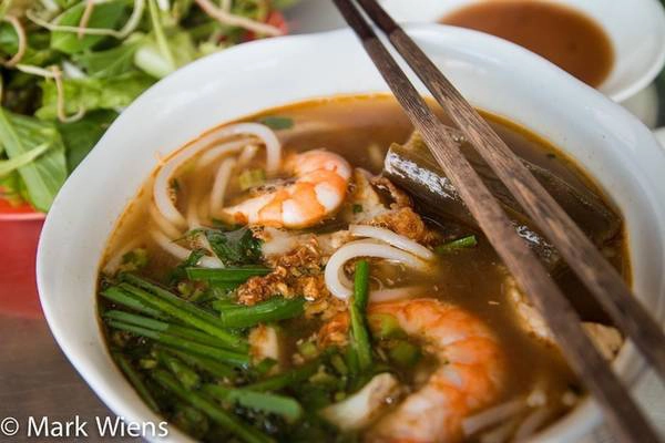 Bún mắm: Đây là một món ăn đặc biệt của miền Nam, có mặt ở rất nhiều tiệm ở Sài Gòn. Bát bún mắm có màu sậm của nước dùng với nước mắm. Sự kết hợp của các loại gia vị, nhất là mắm tạo cân bằng cho mùi vị món ăn. Bún mắm Sài Gòn còn có cả vị ngọt vừa của đường và nước me. Đối với khẩu vị của Mark Wiens thì nó khá ngọt nhưng thực khách vẫn nên thử bởi bún mắm là một trong những món phổ biến ở Việt Nam. Địa chỉ gợi ý: Bún mắm đường Phan Bội Châu. Bún mắm: Đây là một món ăn đặc biệt của miền Nam, có mặt ở rất nhiều tiệm ở Sài Gòn. Bát bún mắm có màu sậm của nước dùng với nước mắm. Sự kết hợp của các loại gia vị, nhất là mắm tạo cân bằng cho mùi vị món ăn. Bún mắm Sài Gòn còn có cả vị ngọt vừa của đường và nước me. Đối với khẩu vị của Mark Wiens thì nó khá ngọt nhưng thực khách vẫn nên thử bởi bún mắm là một trong những món phổ biến ở Việt Nam. Địa chỉ gợi ý: Bún mắm đường Phan Bội Châu.