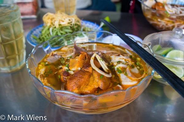 Bún bò Huế: Đây là món mà Mark Wiens nhắc khá nhiều trong blog ẩm thực của mình. Bún bò Huế không xuất phát từ Sài Gòn, tuy nhiên vẫn là món ưa thích của Mark mỗi lần anh đến đây. Món ăn này nổi tiếng với vị cay nồng. Nước dùng được lấy từ nước hầm xương bò với sả. Bát bún phải có vài lát thịt bò, chả lụa, giò heo, hành lá... Địa chỉ gợi ý: Bún bò Huế Chú Há, đường Võ Văn Tần. Bún bò Huế: Đây là món mà Mark Wiens nhắc khá nhiều trong blog ẩm thực của mình. Bún bò Huế không xuất phát từ Sài Gòn, tuy nhiên vẫn là món ưa thích của Mark mỗi lần anh đến đây. Món ăn này nổi tiếng với vị cay nồng. Nước dùng được lấy từ nước hầm xương bò với sả. Bát bún phải có vài lát thịt bò, chả lụa, giò heo, hành lá... Địa chỉ gợi ý: Bún bò Huế Chú Há, đường Võ Văn Tần.