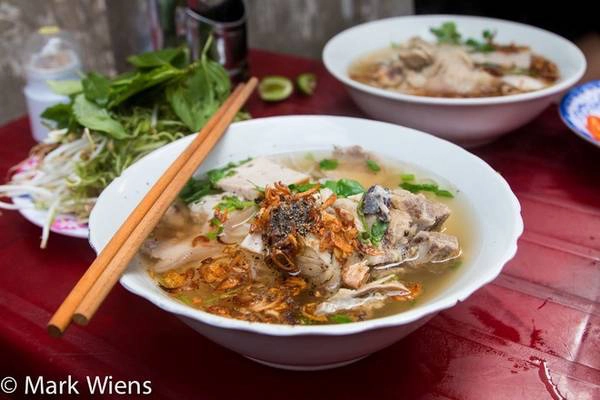 Bún mọc: Bún là một món dễ ăn. Bún mọc đơn giản là có thêm mọc làm từ thịt heo và nước dùng nhẹ nhàng, không quá cay. Món ăn này thích hợp cho một ngày mưa ở Sài Gòn. Mặc dù có xuất xứ từ miền Bắc, thực khách vẫn nên thưởng thức bún mọc Sài Gòn bởi hàng bán món này ở khắp nơi. Địa chỉ gợi ý: Các hàng bún mọc gần chợ Bàn Cờ. Bún mọc: Bún là một món dễ ăn. Bún mọc đơn giản là có thêm mọc làm từ thịt heo và nước dùng nhẹ nhàng, không quá cay. Món ăn này thích hợp cho một ngày mưa ở Sài Gòn. Mặc dù có xuất xứ từ miền Bắc, thực khách vẫn nên thưởng thức bún mọc Sài Gòn bởi hàng bán món này ở khắp nơi. Địa chỉ gợi ý: Các hàng bún mọc gần chợ Bàn Cờ.